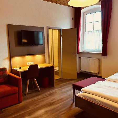 Und Wirtshaus Loewen מלון Rielasingen-Worblingen