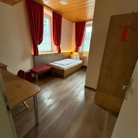 מלון Und Wirtshaus Loewen