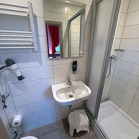 Und Wirtshaus Löwen Hotel *